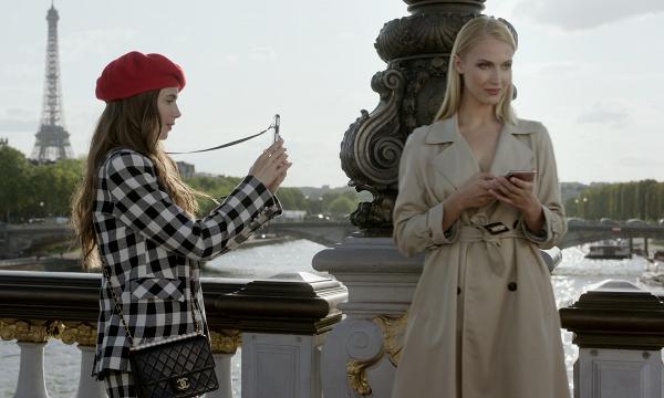 【艾蜜莉在巴黎】$140以下入手女主角同款時尚單品！Emily相機造型手機殼詢問度爆燈