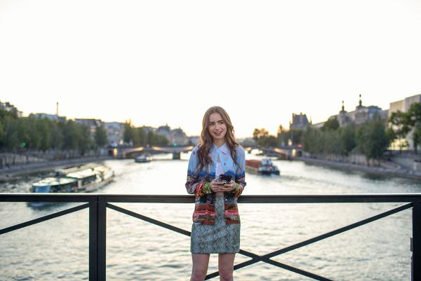【艾蜜莉在巴黎】$140以下入手女主角同款時尚單品！Emily相機造型手機殼詢問度爆燈