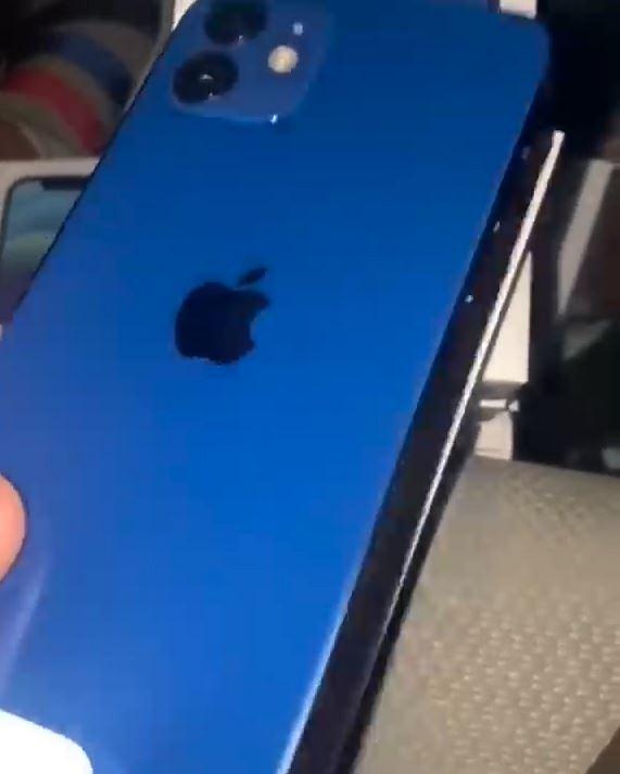 蘋果Apple iPhone 12系列實機外國Youtuber率先開箱！新機藍色、Pro石墨色實物公開