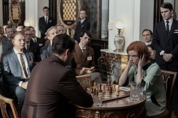 【后翼棄兵】Netflix新劇《The Queen's Gambit》爛番茄100%零負評！細數5大看點封年度神劇