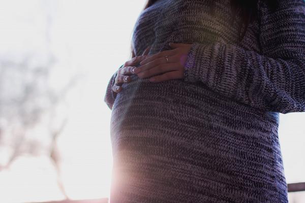 24歲港女意外懷孕無錢墮胎 男友拒負責任勸拎綜援排公屋：生完交畀家計會