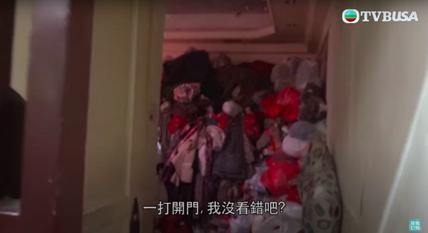 【東張西望】80歲婆婆每日乞食住垃圾屋呻窮 原來是深水埗炒樓王料身家過千萬
