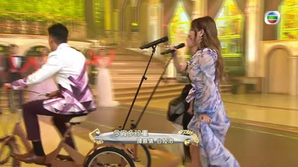 【無綫台慶2020】譚嘉儀谷婭微邊追單車邊唱歌好尷尬 網民嘲TVB玩殘星夢歌手:鬧劇一場