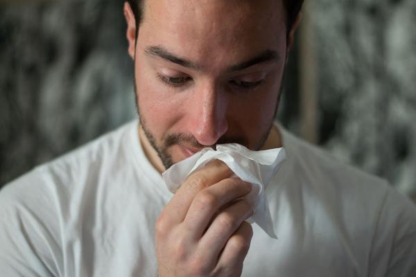 長期鼻塞以為鼻敏感當冇事發生 13歲少年突然眼腫兼發高燒 始發現鼻竇炎擴散嚴重恐失明