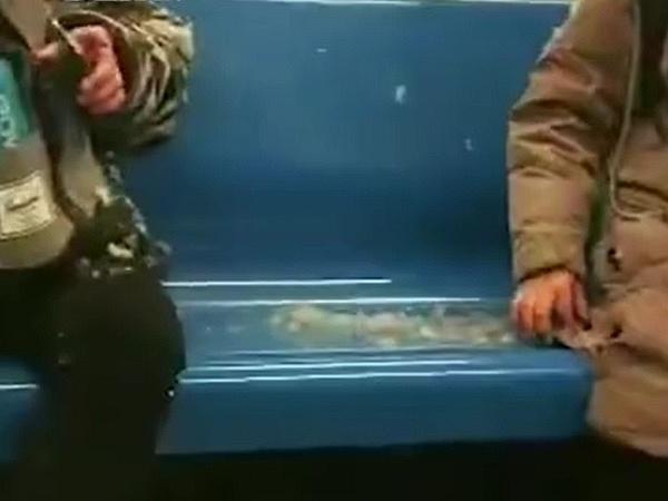 女子搭地鐵一坐低羽絨爆炸 噴到同車男乘客一身毛 專家教著羽絨4大注意事項