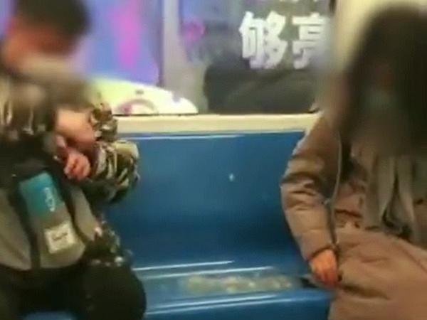 女子搭地鐵一坐低羽絨爆炸 噴到同車男乘客一身毛 專家教著羽絨4大注意事項