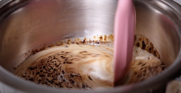 混合牛奶、鮮奶油及即溶咖啡，加熱至即溶咖啡融化