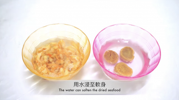 用水把乾瑤柱及蝦米浸2-3小時至軟身後，濾去水份，保留備用