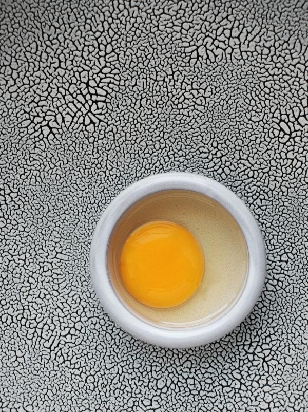 作火鍋蘸醬的生蛋