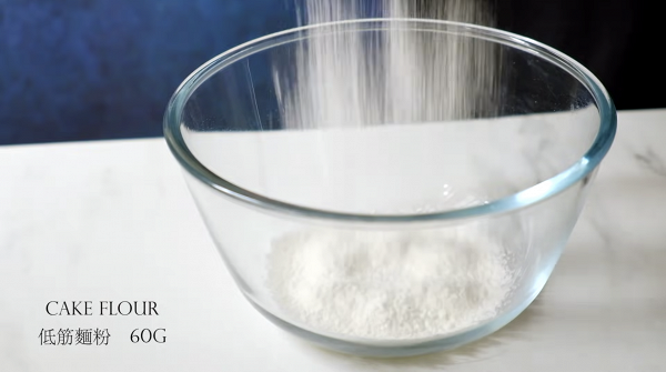篩入低筋麵粉，將粟米油微波加熱1分鐘，至約60度