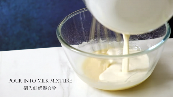 倒入牛奶混合物，攪拌均勻後，加入蛋黃三隻