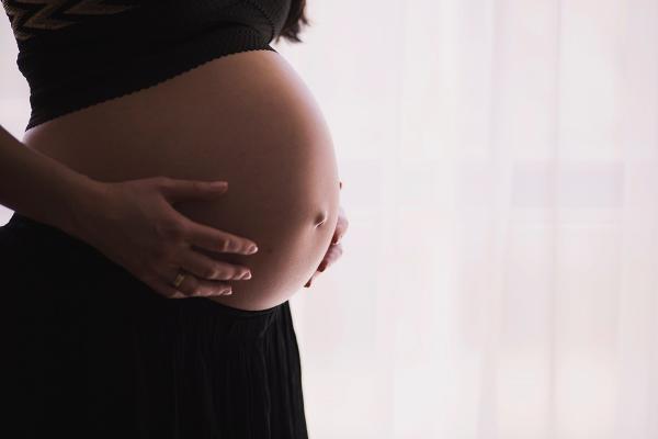30歲女突然腹脹似有7個月身孕 檢查驚揭子宮有超過180個腫瘤 3大情況女性要注意