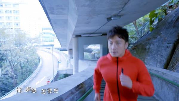 41歲方力申為大灣區獻唱鼓勵年青人 網民睇MV感混淆：以為係TVB《大步走》主題曲