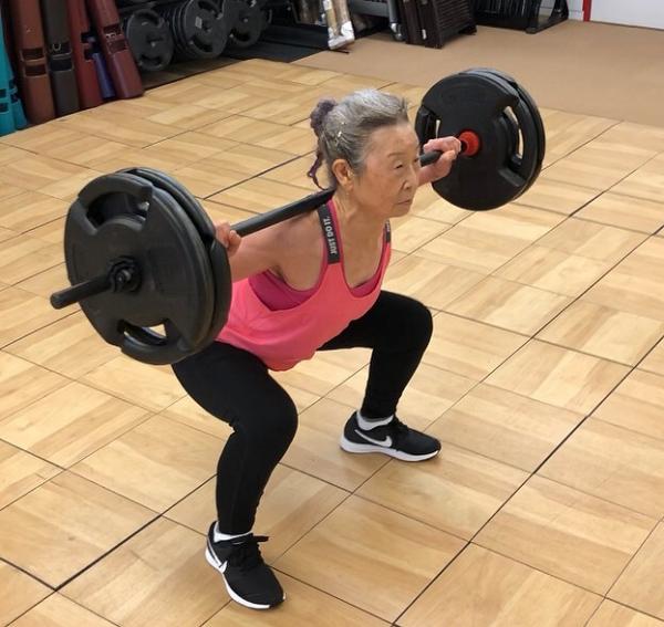 90歲婆婆因老公一句話變健身教練 5年激減33磅身材勁Fit 網上開班教做Gym