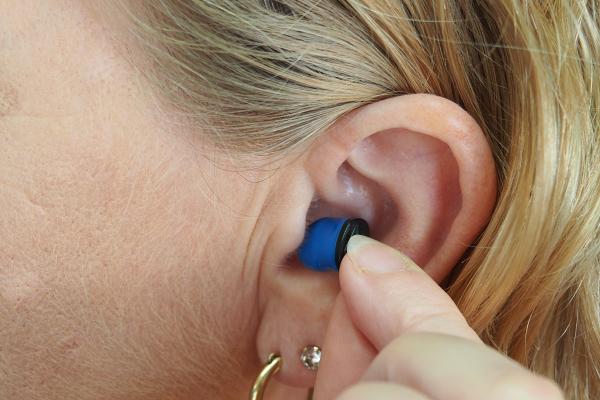 戴耳機令耳朵細菌暴增11倍！醫生提醒耳屎變多又臭小心已患外耳炎 5招清潔耳朵注意事項