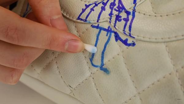 5歲女兒嫌停產絕版Chanel手袋白雪雪太單調 在袋上手繪自畫像再簽名令媽媽勁崩潰