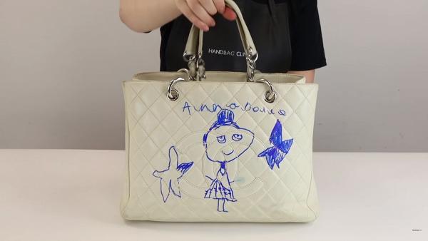 5歲女兒嫌停產絕版Chanel手袋白雪雪太單調 在袋上手繪自畫像再簽名令媽媽勁崩潰