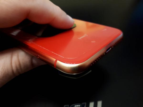 iPhone 12邊框甩色情況嚴重 僅用4個月紅色框甩到變橙色