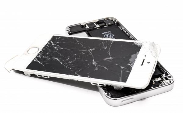 慳家女手機玻璃保護貼跌碎裂開繼續用 碎片意外插進手指骨頭變神經瘤