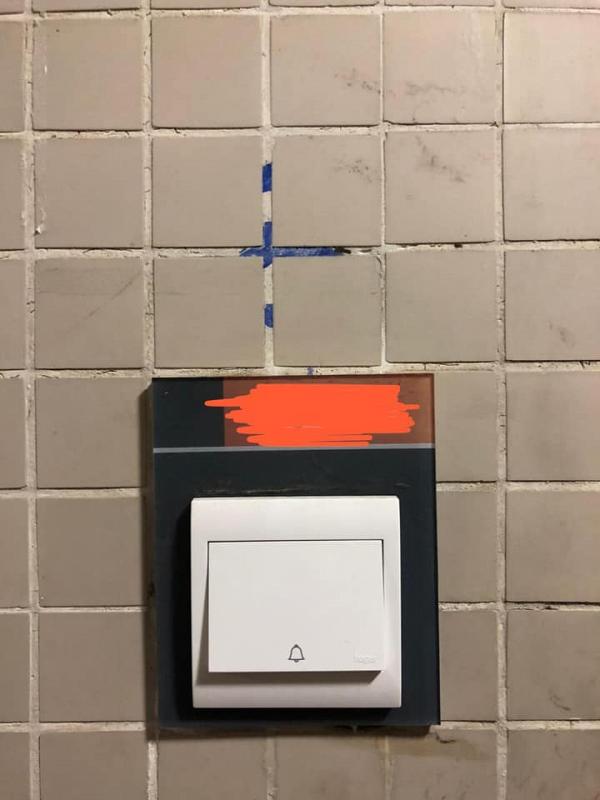 將軍澳公屋門口現可疑記號 門鐘位被畫藍色線符號  居民憂遭賊人「踩線」