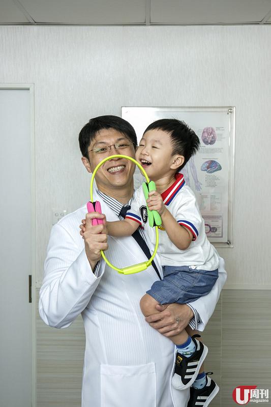 脊醫爸爸王俊華不時與兒子進行伸展運動。