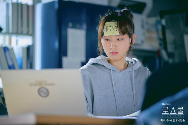 柳惠英在《Law School》飾演「姜率A」
