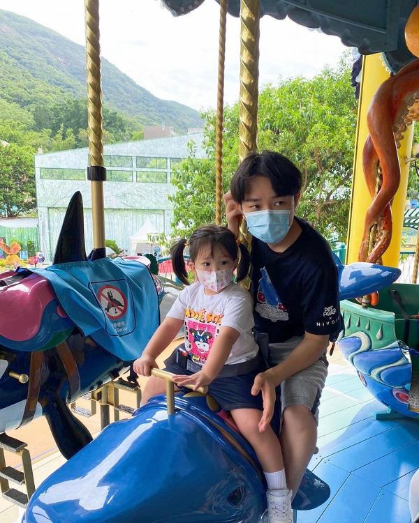 41歲王祖藍與2歲囡囡遊樂園合照 網民表示兩父女似兄妹！毛舜筠都話似哥哥同妹妹