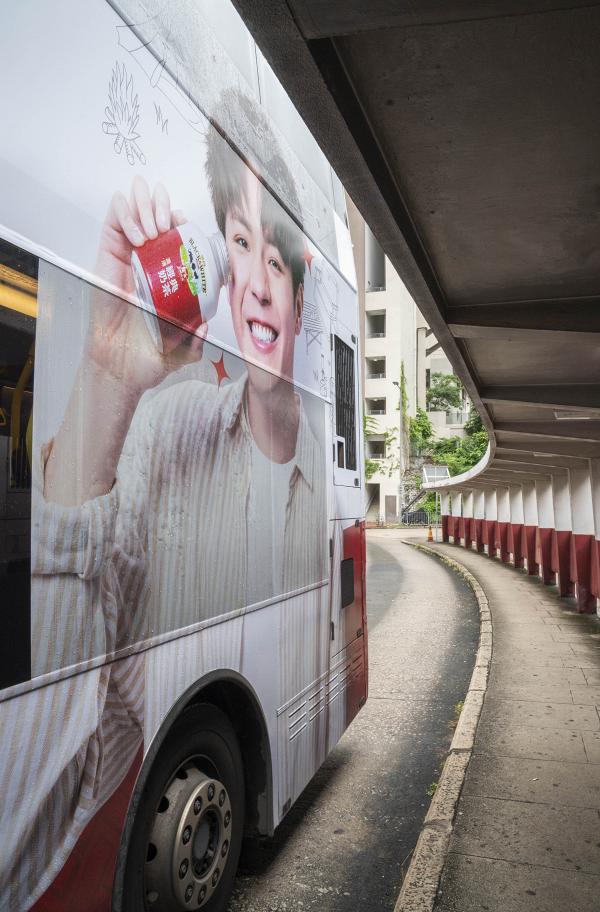 【MIRROR星蹤】Ian黑白奶茶廣告成最新打卡位穿梭港九 九龍塘港鐵站大堂近25米長應援超誇張