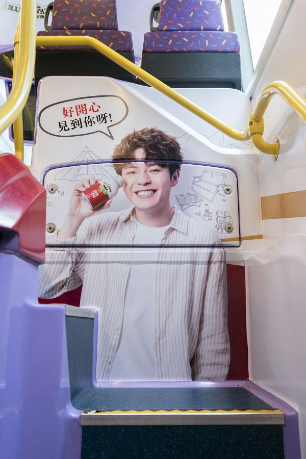 【MIRROR星蹤】Ian黑白奶茶廣告成最新打卡位穿梭港九 九龍塘港鐵站大堂近25米長應援超誇張