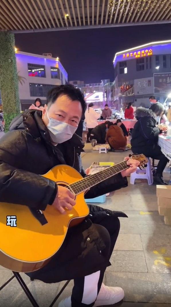 57歲黎耀祥獨坐內地街頭擺檔賣藝影片瘋傳 TVB三屆視帝疑北上發展撈唔掂惹人心酸