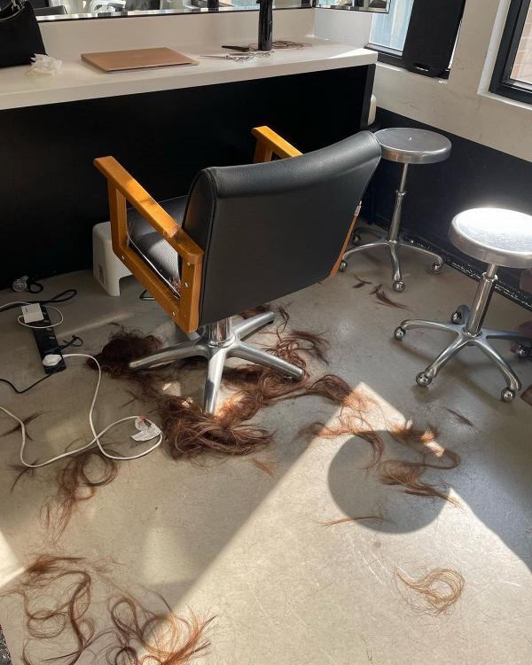 31歲張曦雯為拍新劇棄女神飄逸長髮 入行9年首度挑戰短髮造型一邊剪一邊喊