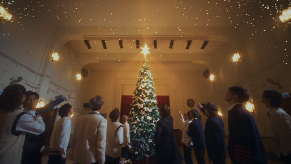 MIRROR新歌《12》MV大晒聖誕節慶氛圍回到學校 Anson Kong疑受退團風波影響合唱拍攝時心不在焉