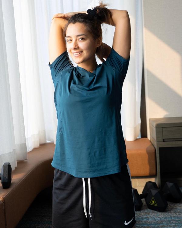 20年港姐冠軍謝嘉怡素顏拍片做運動減肥 著瑜伽褲意外凸腩現粗髀惹網民直言：肥咗唔少