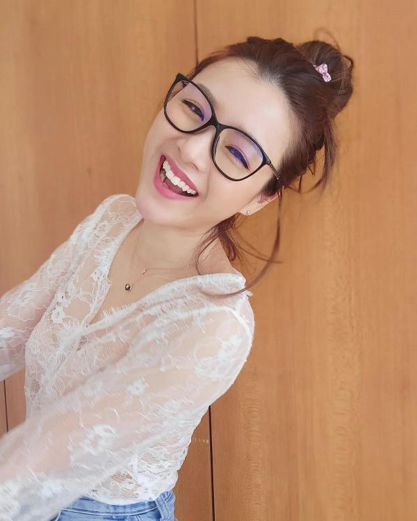 陳茵媺眼鏡造型晒透視喱士上衣示範人妻性感 網民以為真空上陣：仲勁過當年選港姐