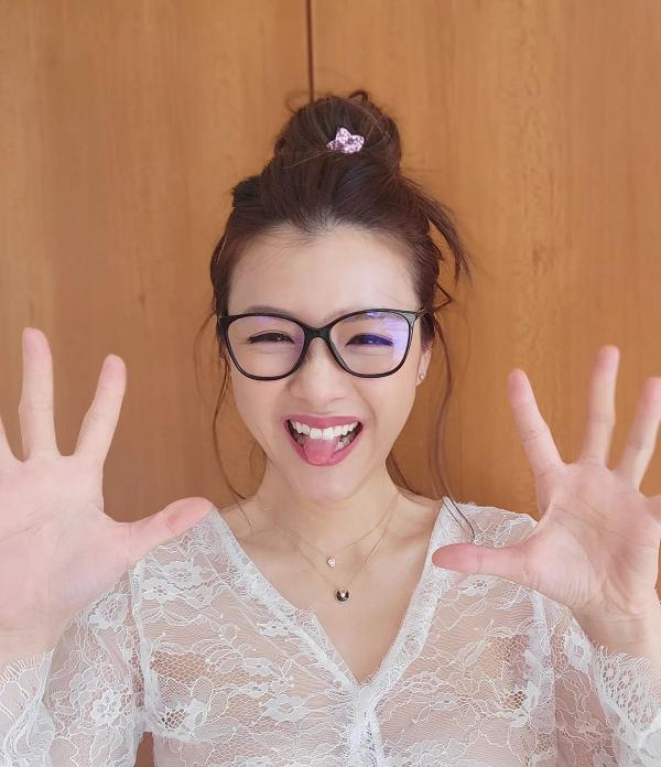 陳茵媺眼鏡造型晒透視喱士上衣示範人妻性感 網民以為真空上陣：仲勁過當年選港姐