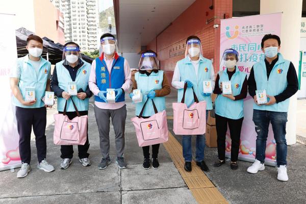 【快速測試套裝】香港義工聯盟各區快閃派發1萬份抗疫包！接種中心外每人獲發5盒快速檢測劑