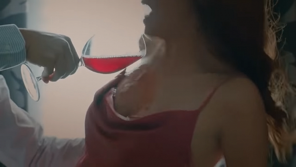 飛虎3壯志英雄｜傅嘉莉突破尺度被紅酒淋胸近鏡似瀑布 狂騷身材性感搶鏡獲封「新一代御用邪花」