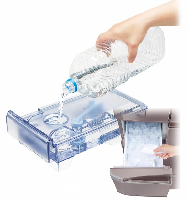 瞬冷凍間隔旁邊的冰格，有自動製冰功能。只需注入適量清水於水箱內，即可製造冰塊。