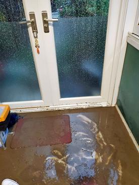 網民求救：鄰居爆水管成屋地板浸到發黑 點樣claim保險？