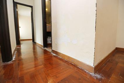 網民求救：鄰居爆水管成屋地板浸到發黑 點樣claim保險？