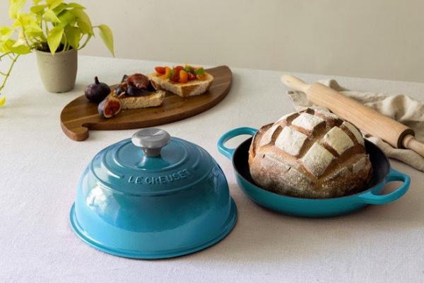 LC鑄鐵麵包鍋極速推新色 「加勒比藍」官網獨家! 附兩款歐風麵包食譜