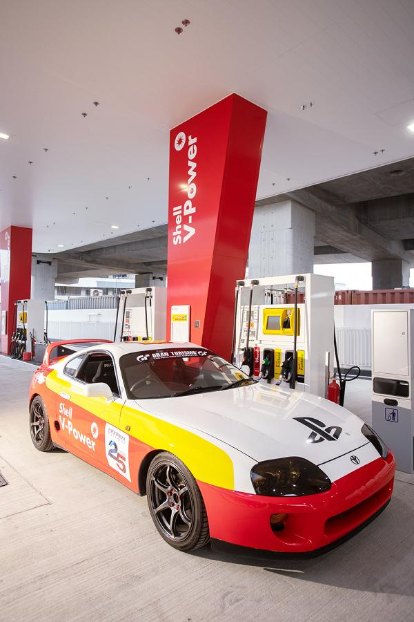 全球限量首發 Shell夢幻聯乘JDM復刻模型車 全港第一個油電站啟用 一站式入油充電兼汽車護理
