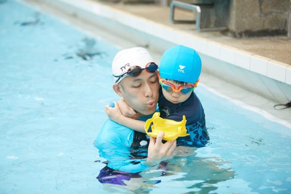 兒童溺水8大徵兆 游泳教練話你知急救及預防方法 