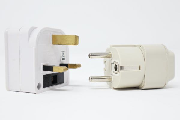 家居電力安全隱患！電力專家10個安全小貼士：電插頭勿過多、浴室用電要小心