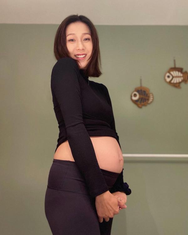 38歲鍾嘉欣懷胎6個月曬大肚孕照 拍片估第三胎BB性別：仔定女？