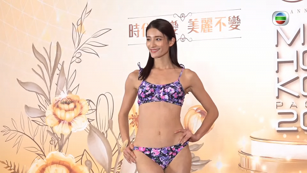 【香港小姐2022】19位候選佳麗首著泳裝亮相 3號陳瑞菱無懼展示手術長型疤痕