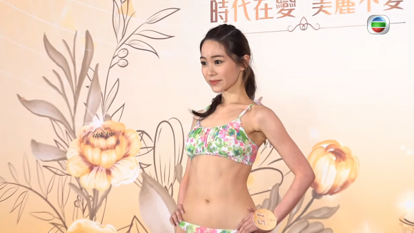 【香港小姐2022】19位候選佳麗首著泳裝亮相 3號陳瑞菱無懼展示手術長型疤痕