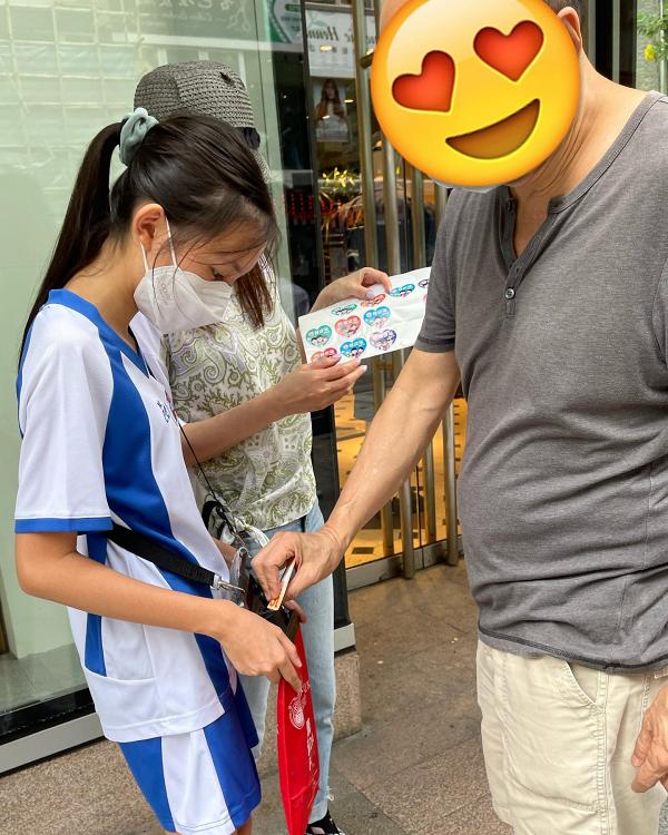 郭可盈陪12歲女兒林天若街頭賣旗籌款 擁億萬身家不忘貼地做善事身教為重