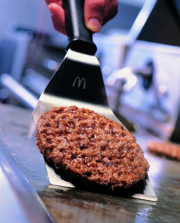 麥當勞全新「漢堡專員」月薪高達$1.4萬！全新招聘約250名「大廚」專門煎肉 中三學歷申請得