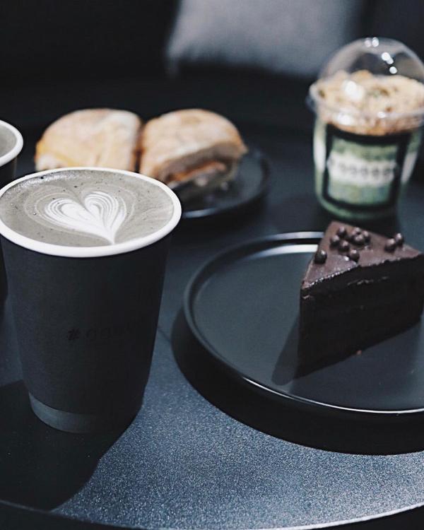 【假日好去處】全港6大新開極簡型格黑調Cafe！焙茶奶蓋戚風蛋糕/梳乎厘班戟/竹炭咖啡
